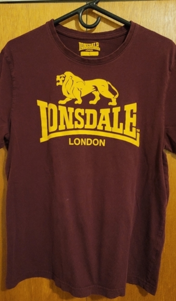 Lonsdale London maroon vintage tee shirt, UK large. (US Medium/Small).